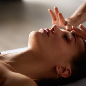 Kopfmassage mit Rosmarinöl